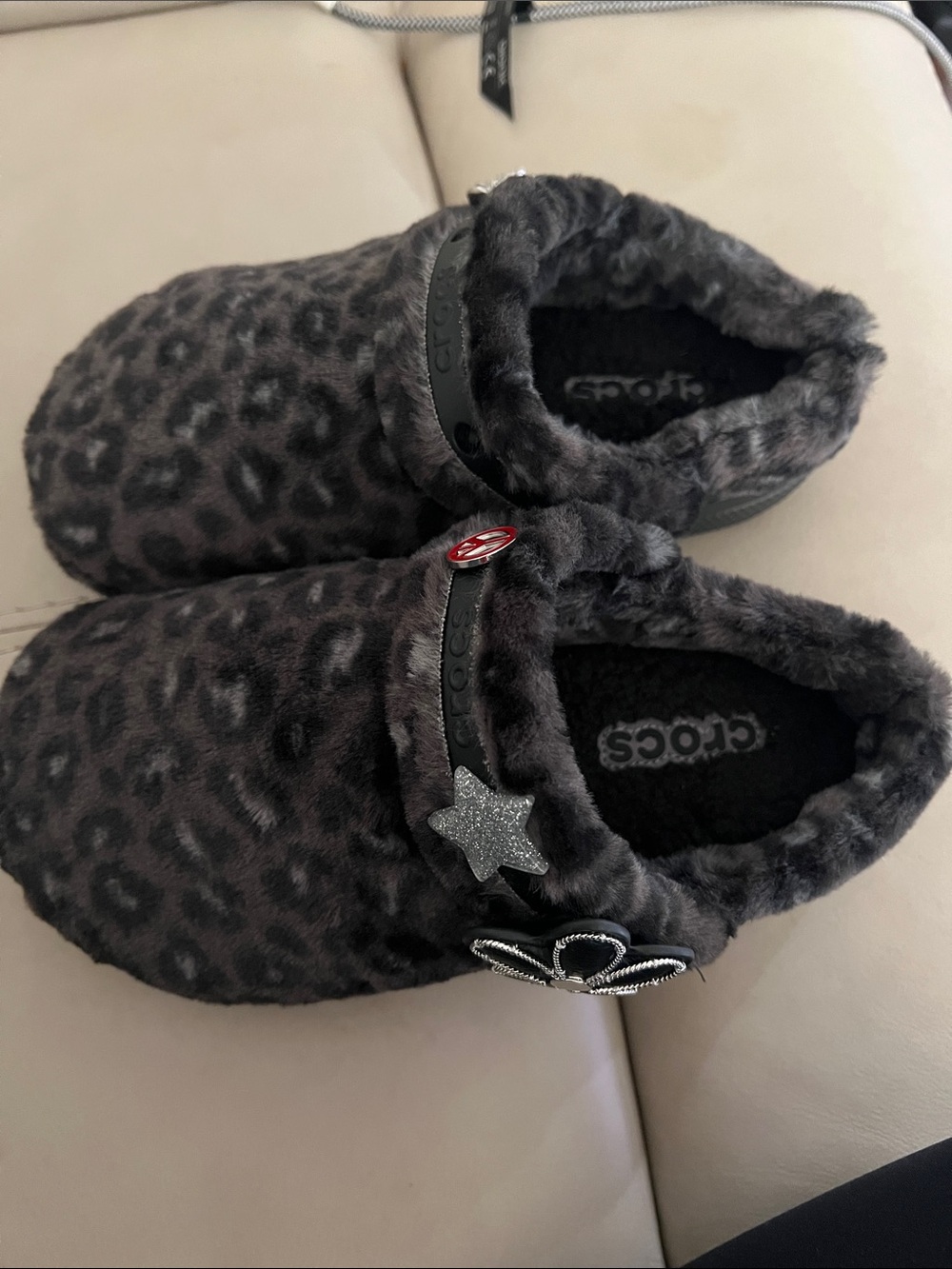 CROCS Women's Fuzz Lined Leopard Print Mules - Charcoal Gray